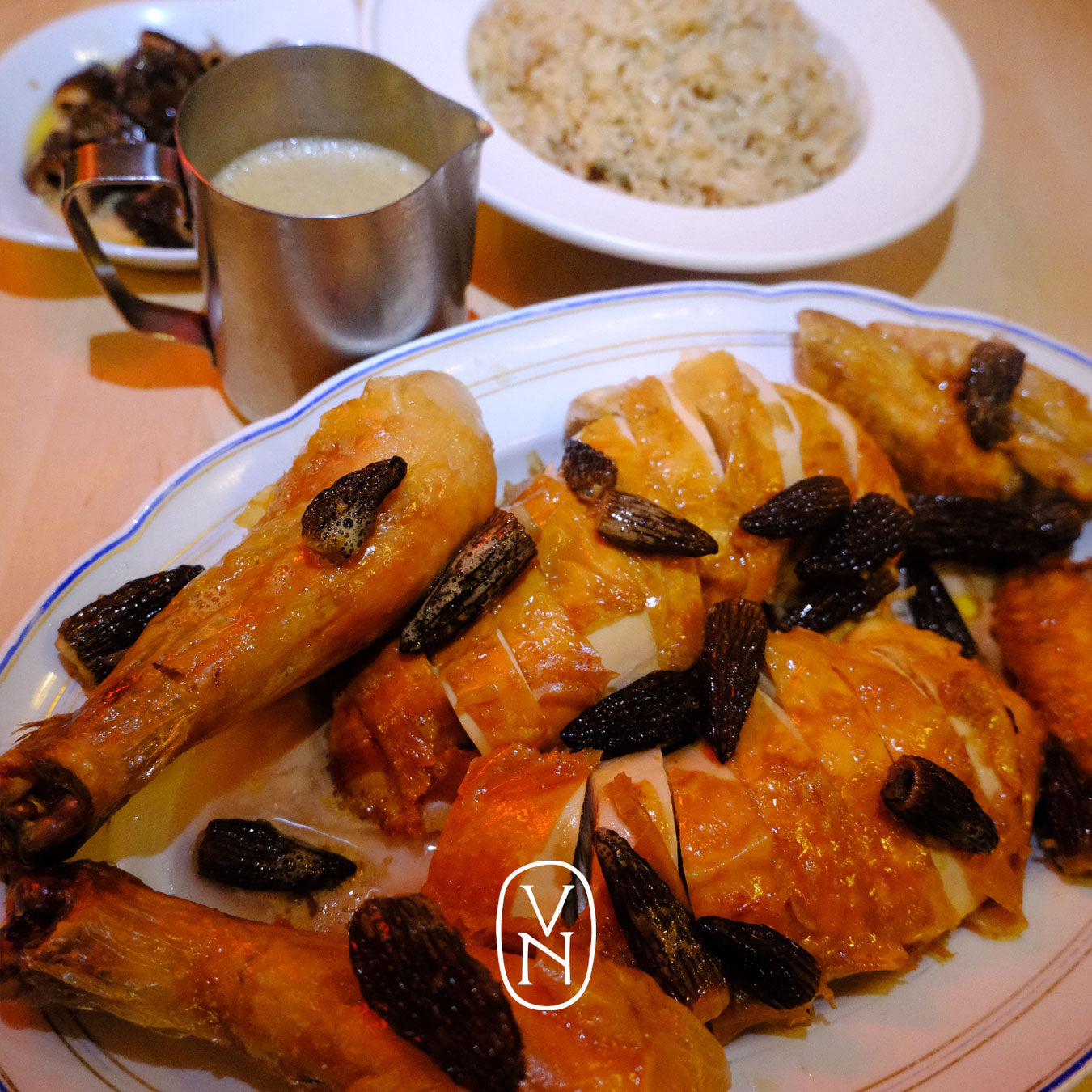 Hel rostad kyckling med Vin Jaune-sås, murklor & pilaffris av Oskar Ahlvin