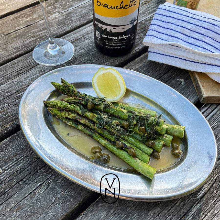 Grillad grön sparris med nässlor och brynt sardellsmör
