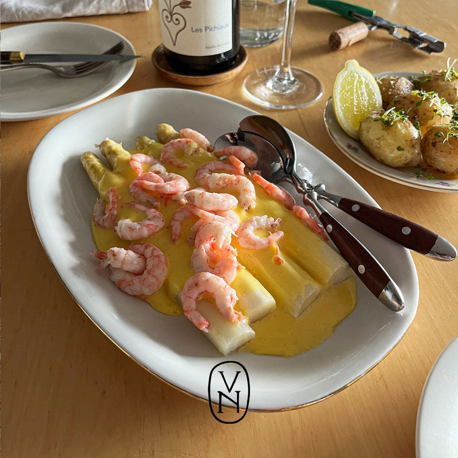 Vit sparris med brynt smörhollandaise och räkor