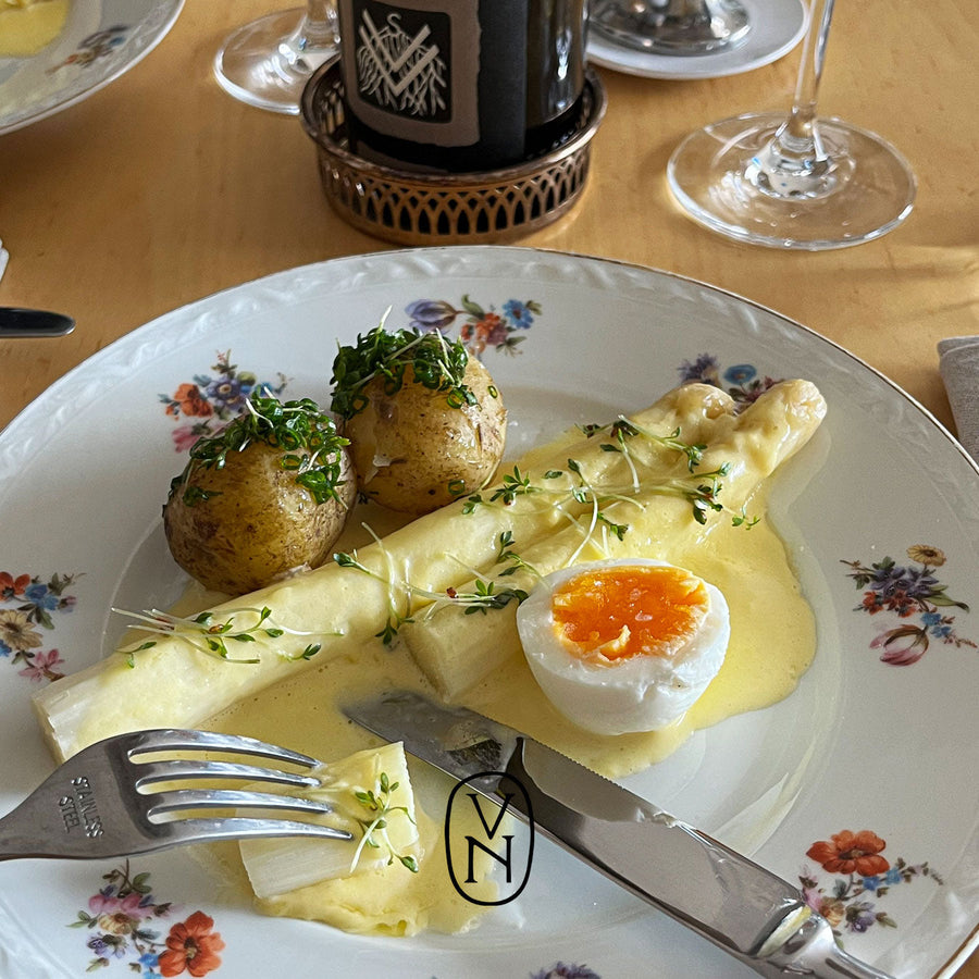 Vit sparris med sauce mousseline och färskpotatis